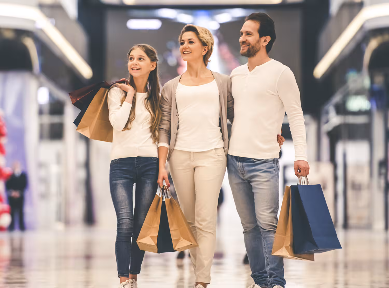 Shopping centers close by: Starcity Outlet 1.5 km, Mall 212 3.2 km, Marmara Forum 7.8 km, Forum Istanbul 9.3 km, Access Istanbul 10.5 km.
